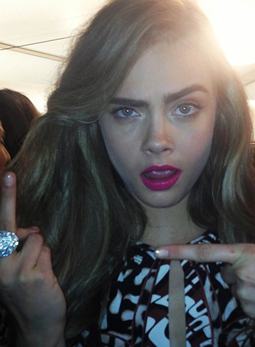 Cara Delevingne är nykär i sin ring. Cara Delevingne är nykär i sin ring.