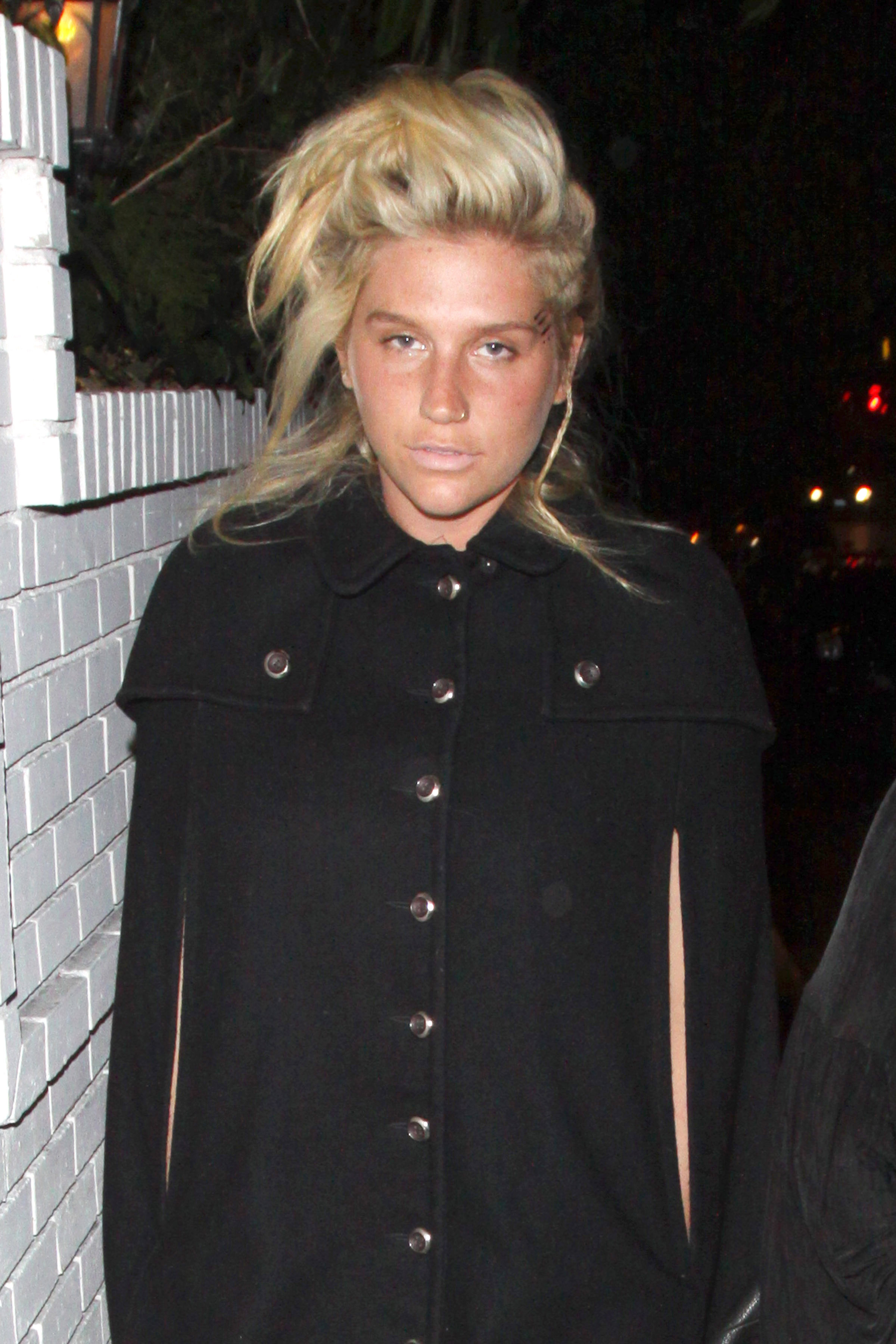 Kesha är i alla fall solbränd och härlig. Kesha är i alla fall solbränd och härlig.