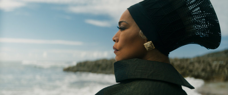 Drottning Ramonda (Angela Bassett) tar över som regent efter sin son Black Panther.