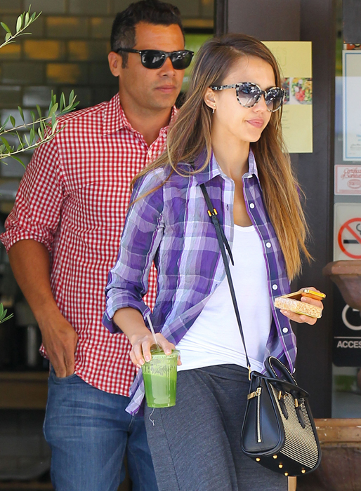 Jessica Alba och Cash Warren lämnar ett fik. Jessica Alba och Cash Warren lämnar ett fik.