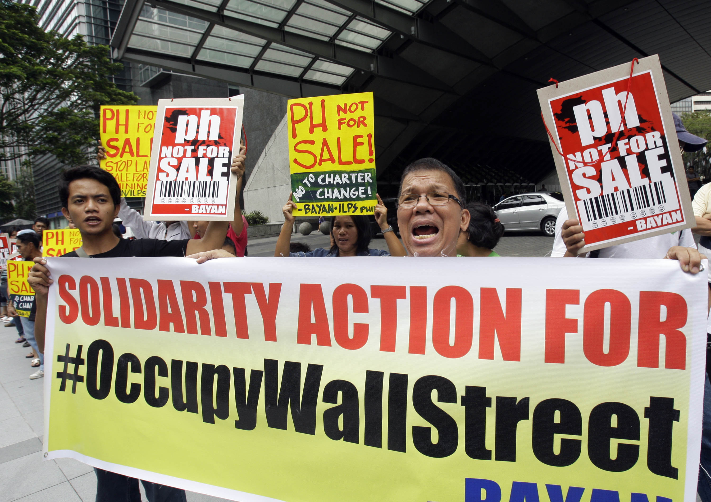 Solidaritetsaktion i Filippinerna för ockupanterna vid Wall Street. Under lördagen genomförs liknande demonstrationen runtom i Sverige.