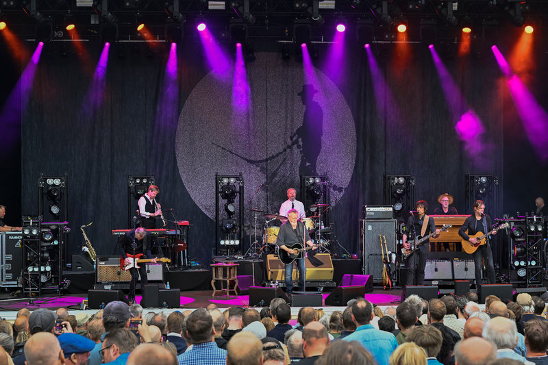 Musikerna som turnerar med Ulf Lundell för sista gången är Janne Bark, Andreas Dahlbäck, Marcus Olsson, Surjo Benigh och Jens Frithiof.