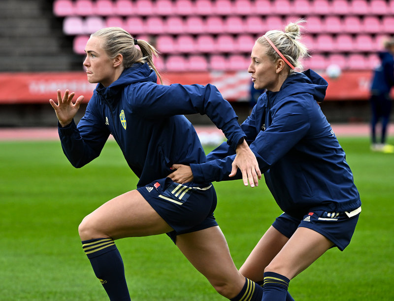 Chelseas lagkapten Magdalena Eriksson, till vänster, vill leda sin klubb till ännu en Super League-titel. Brighton, med Emma Kullberg (till höger) i laget, väntas samtidigt hålla till lite längre ner i tabellen.