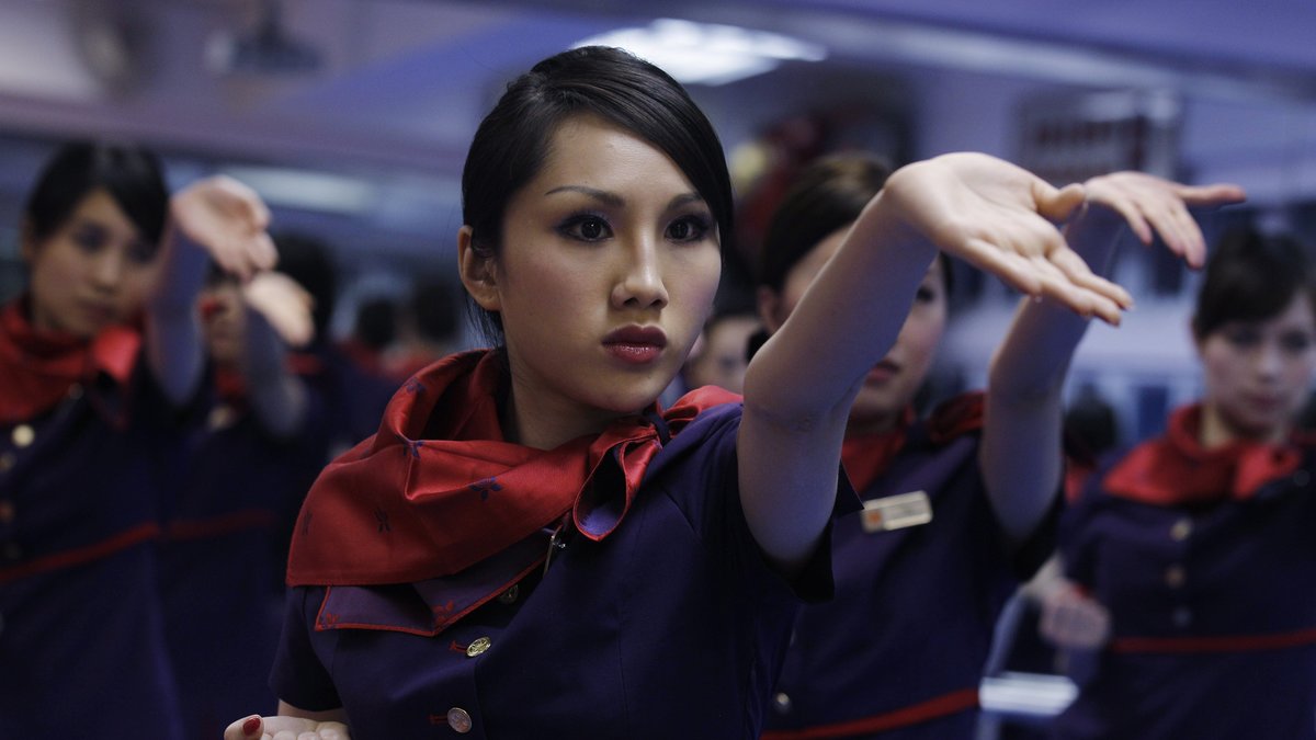 Flygvärdinnor anställda på Hong Kong Airlines i full färd med att lära sig kampsporten kung fu.