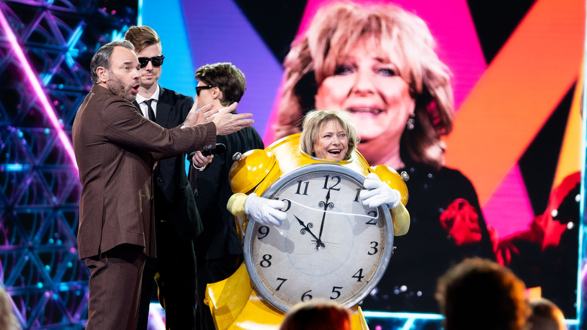 Väckarklockan Ewa Roos lyckades lura juryn när hon blev tredje deltagare att röstas ut ur 'Masked singer'. Pressbild