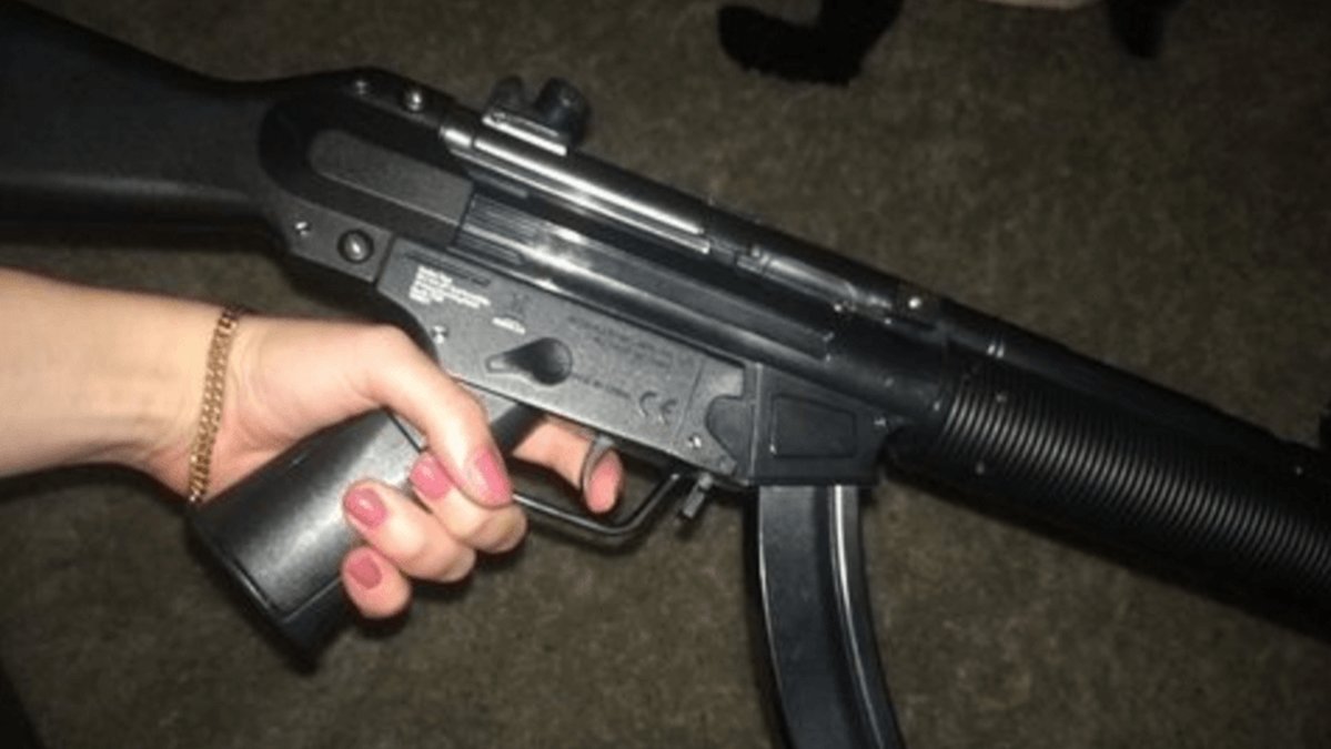 Den gripna 15-åringen ska i sociala medier ha lagt upp bilder där hon poserar med vapen.