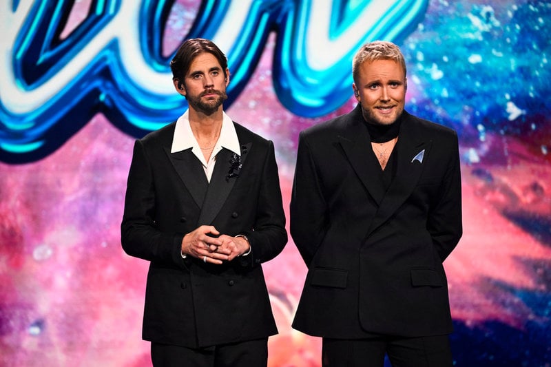 Programledaren Pär Lernström med sin sidekick Edvin Törnblom.