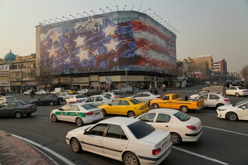 Propaganda på reklamskyltar i Teheran riktas mot USA. Foto: Vahid Salemi/AP/TT
