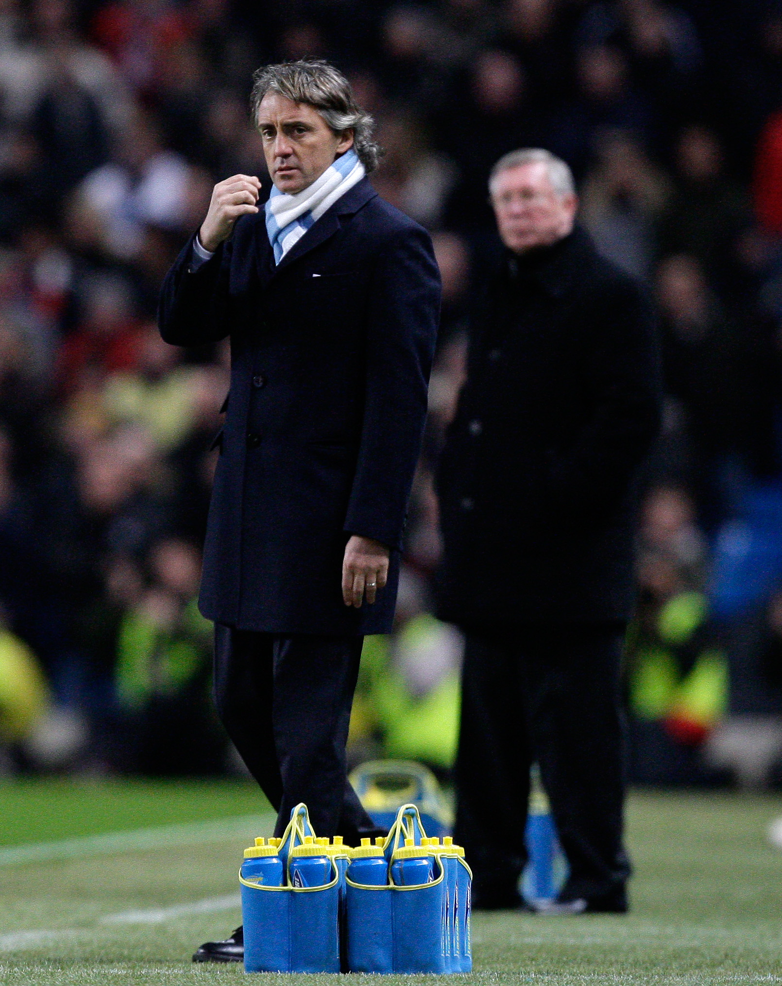 Manchester City leder ligan och är regerande FA-cupmästare. Då skjuter Mancini över pressen på United...