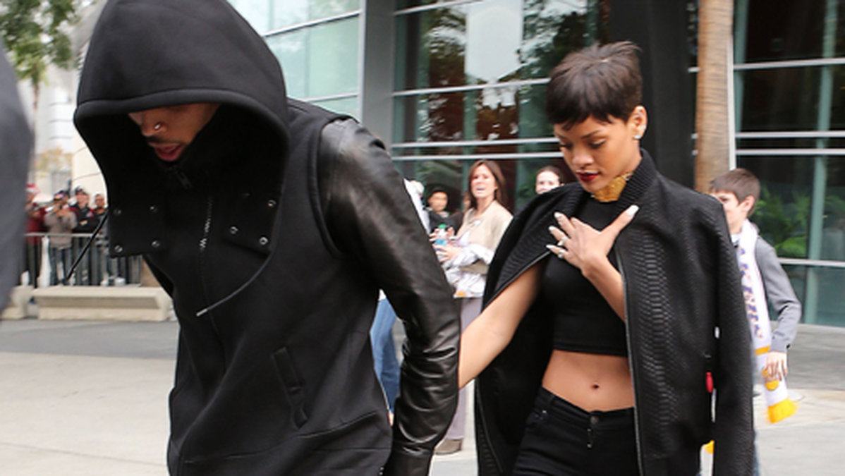 Chris Brown och Rihanna lämnar en basketmatch under tisdagen.