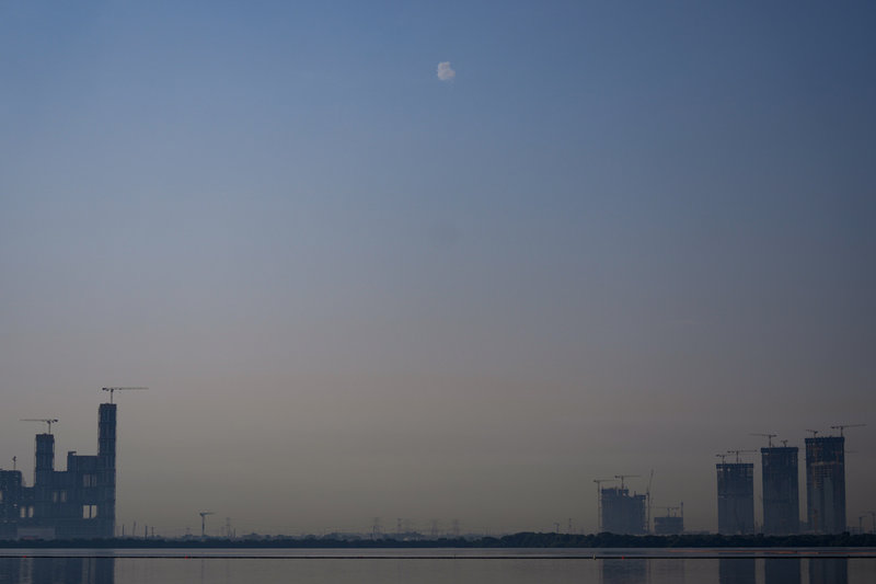 Rök från en nedskjuten projektil på himlen ovanför Dubai i Förenade arabemiraten på måndagsmorgonen. 
