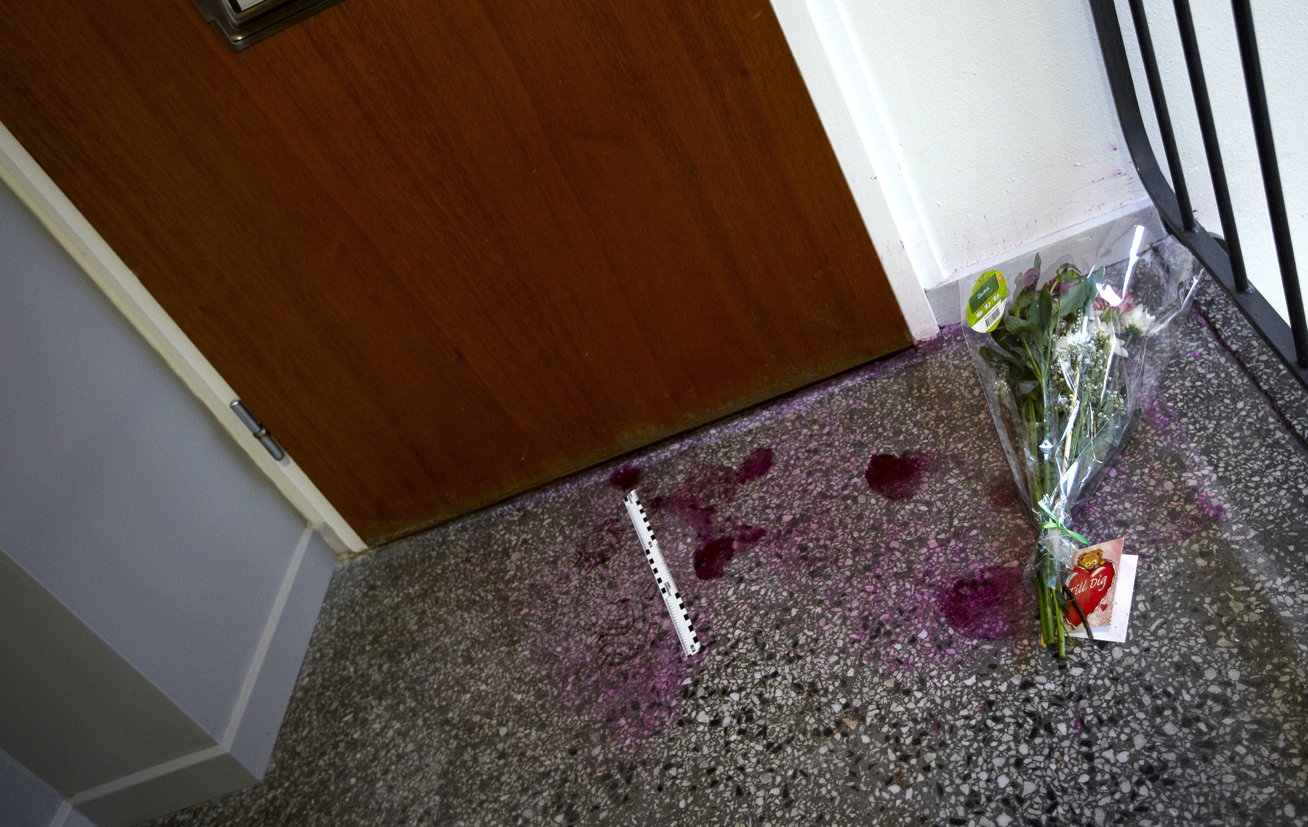 En av de två mordplatserna i Växjö. Där någon lämnat en blomma och den 34-åriga kvinnan tros ha lämnat spår av ett annat slag.