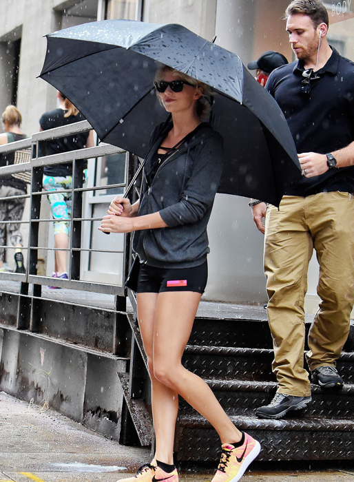 Taylor Swifts livvakt är något för dom som gillar rejält kralliga snubbar. Taylor Swifts livvakt är något för dom som gillar rejält kralliga snubbar.