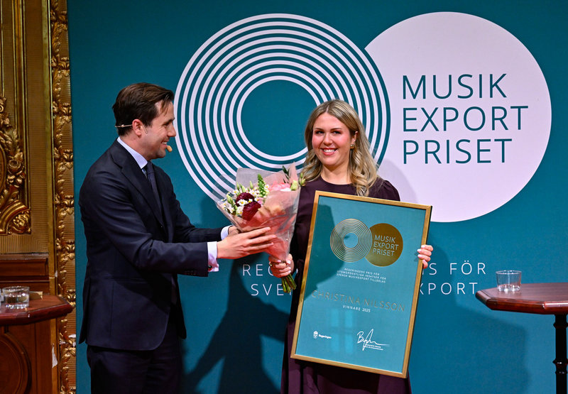 Operasångerskan Christina Nilsson tar emot priset av bistånds- och utrikeshandelsminister Benjamin Dousa (M)