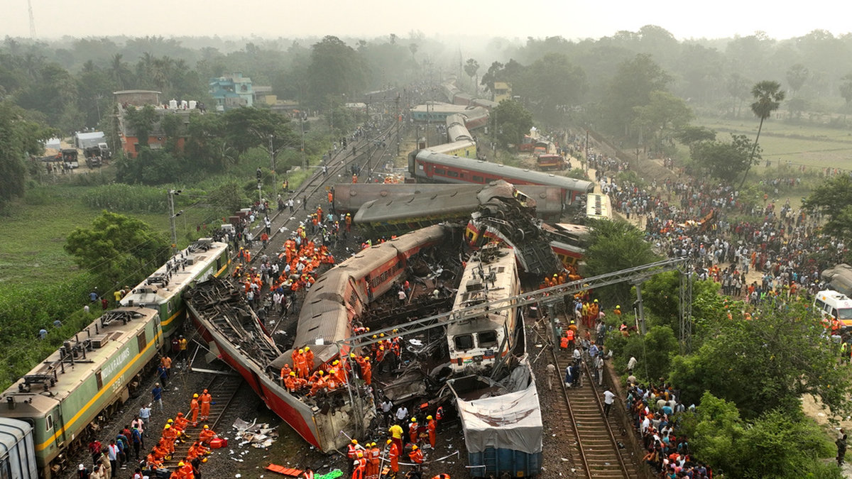 Räddningsarbetet efter olyckan där tre tåg kolliderade i fredags.
