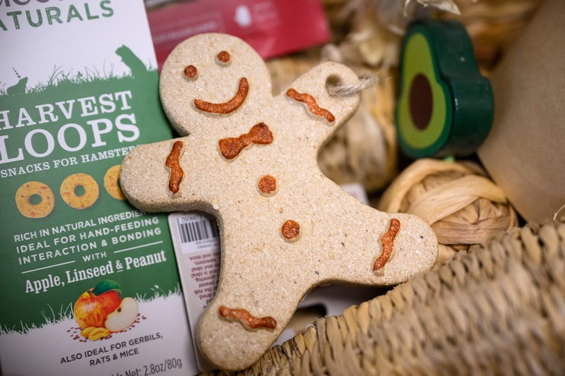 Nyttigt godis och en pepparkaksgubbe i trä att vässa tänderna på är en bra julklapp.