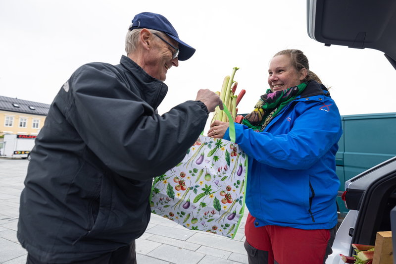 Nyskördat. Roger Elgnäs från Östersund hämtar rabarber som hans fru beställt från bonden Stina Dahlquist.
