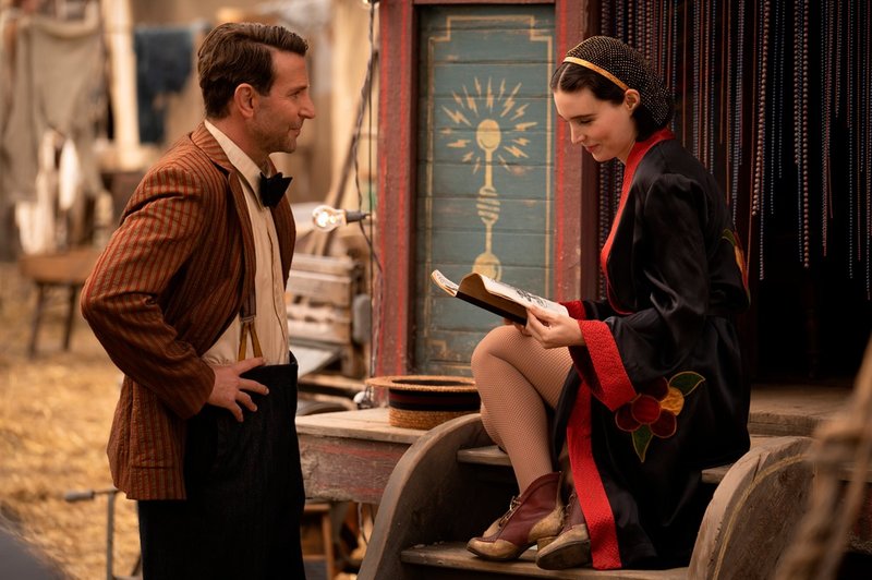 Bradley Cooper och Rooney Mara i 'Nightmare Alley'. Pressbild.