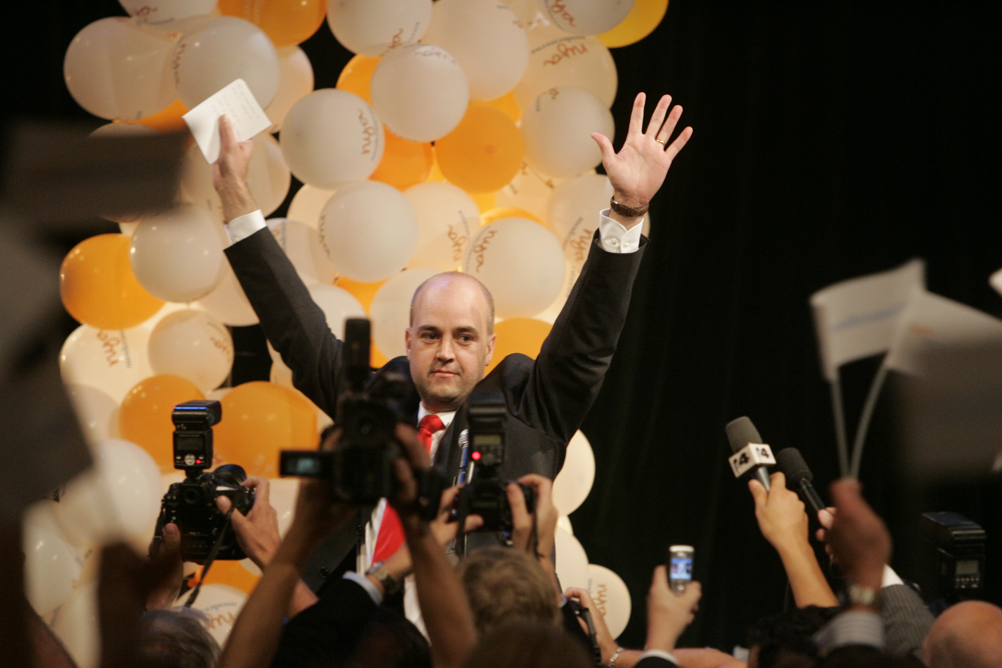 Reinfeldt firar valsegern (2006). Reinfeldt firar valsegern (2006).