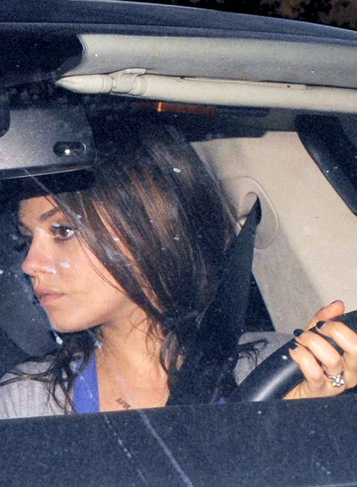 Mila Kunis flashar sin enorma förlovningsring som hon fått från blivande maken Ashton Kutcher. Mila Kunis flashar sin enorma förlovningsring som hon fått från blivande maken Ashton Kutcher.