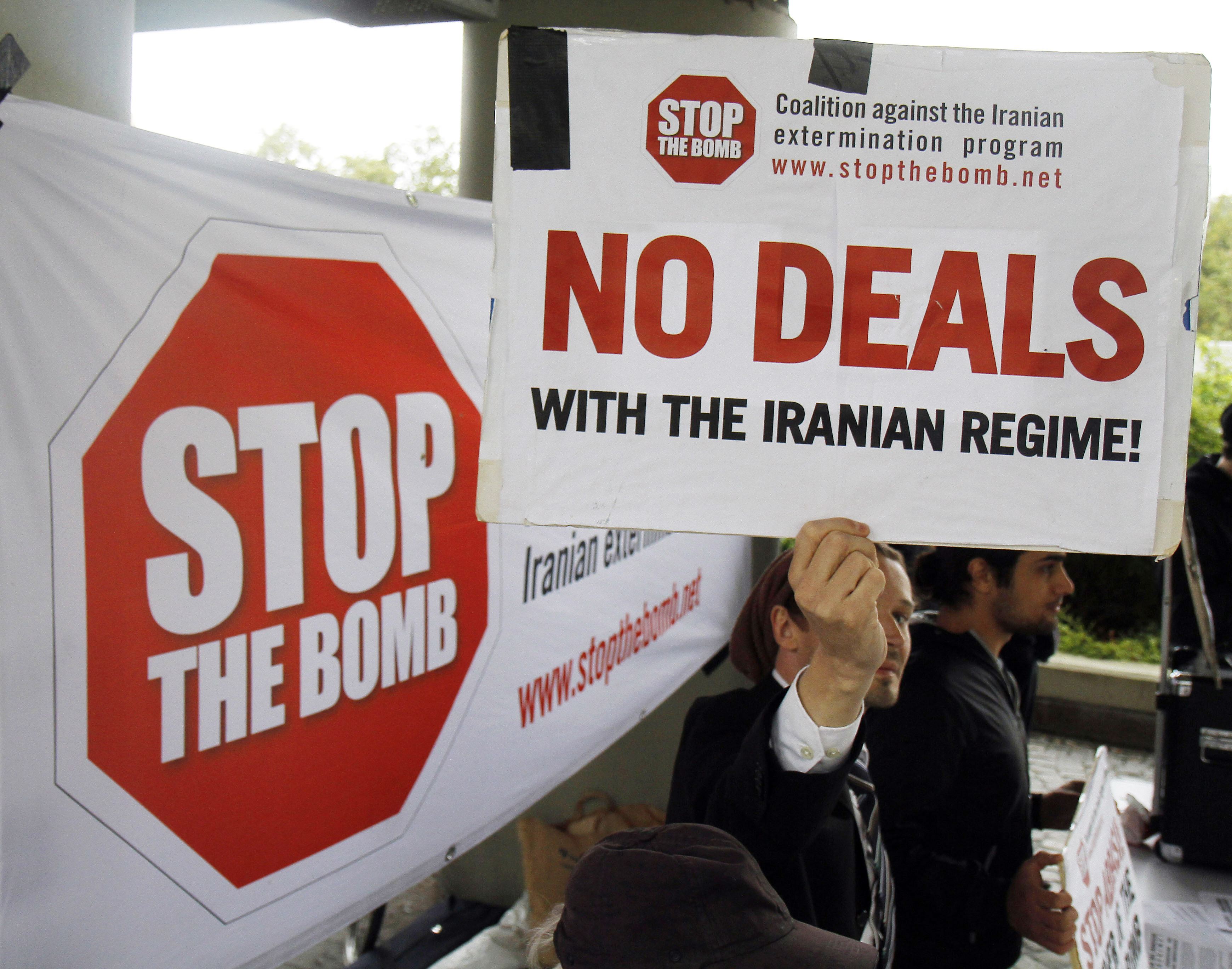 Aktivister demonstrerar mot den Iranska regimen utanför  konferensen.