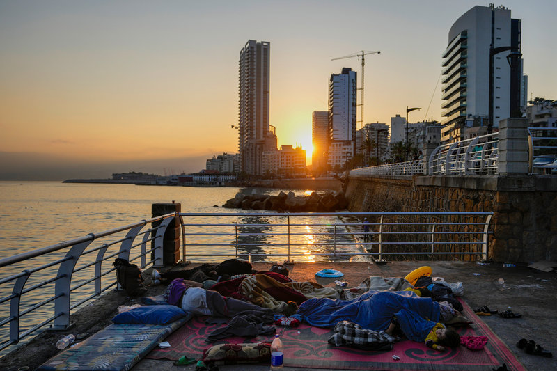 Familjer har flytt från kvarter i södra Beirut vid Israels flygbombningar. Här sover några av dem på en kaj vid havet, tidigt på måndagsmorgonen.