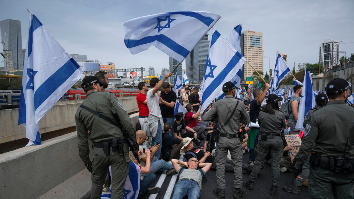 Polisen försöker skingra demonstranter som blockerar en huvudväg i Tel Aviv, Israel.