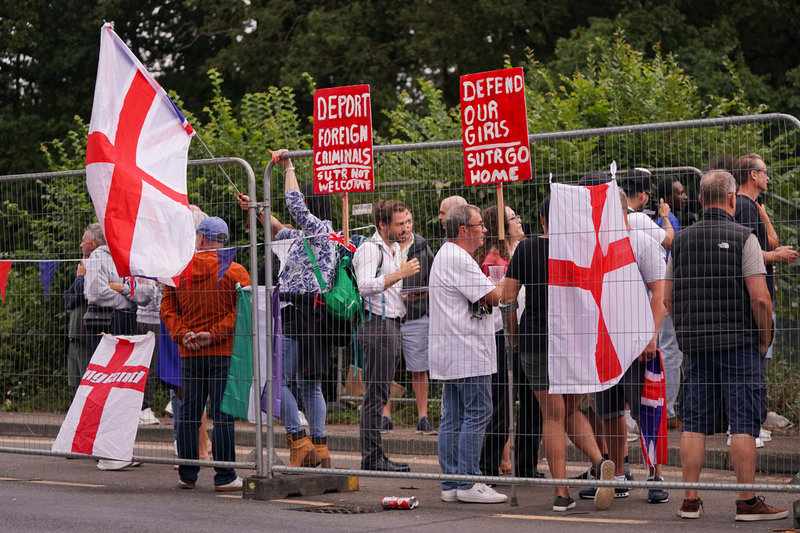 Demonstranter med engelska flaggor utanför Bell Hotel i Epping nära London i somras.