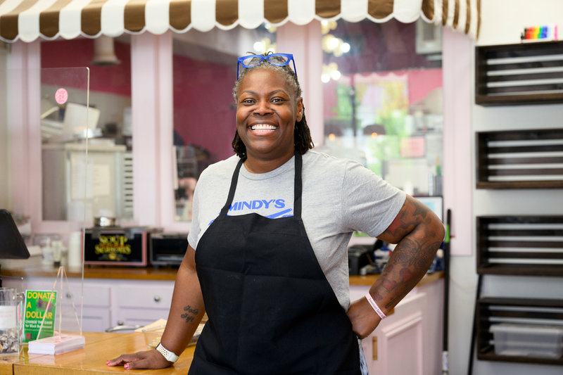 Ekonomen och oberoende väljaren April Anderson driver bageriet Good Cakes and Bakes i Detroit. I år stödjer hon Demokraternas Kamala Harris och planerar kampanj- och insamlingsmöten på sitt bageri.