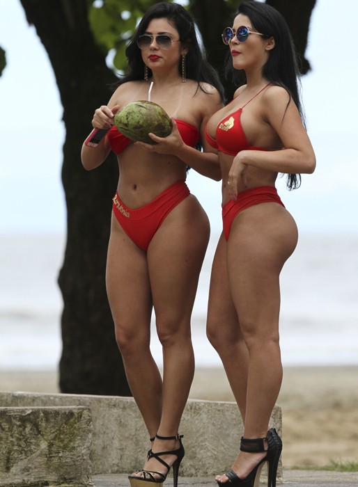 Två av de åtta finalisterna i rumptävlingen Miss BumBum på stranden i Brasilien.