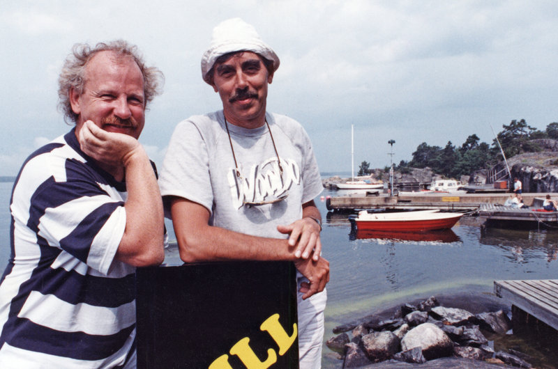Jon Skolmen och Lasse Åberg under en inspelningspaus av filmen SOS-En segelsällskapsresa. Foto: Maj-Britt Rehnström/SvD/TT Jon Skolmen och Lasse Åberg under en inspelningspaus av filmen SOS-En segelsällskapsresa. Foto: Maj-Britt Rehnström/SvD/TT