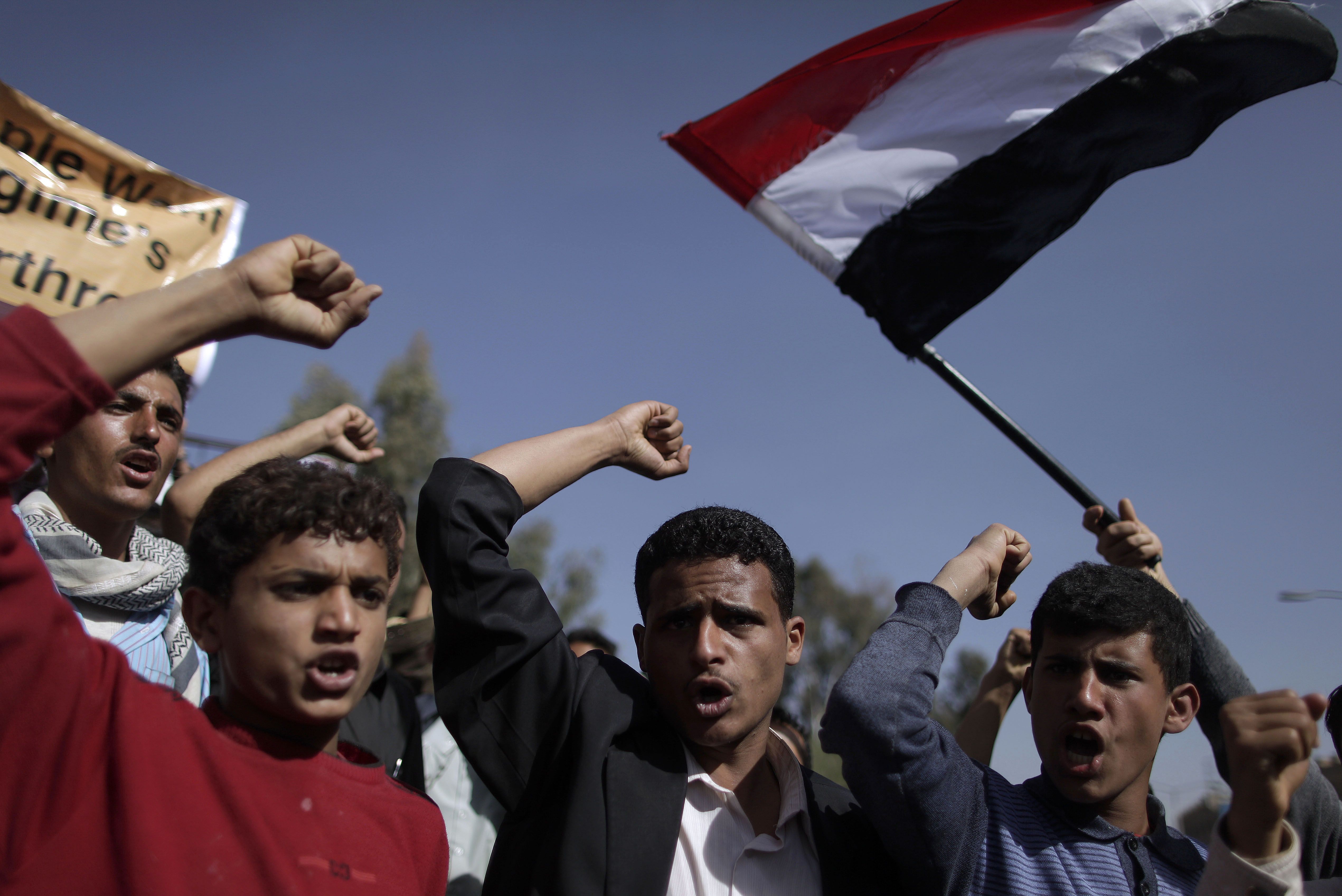 Likt den revolutionära utvecklingen i Egypten har flera demonstranter satt upp tält och bosatt sig på torgen för att kunna delta mer aktivt i manifestationerna.