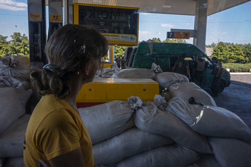 Fossila bränslen är en bristvara i krigets Ukraina. Bild tagen på en mack i Konstantinovka, Donetsk, i mitten av juli.
