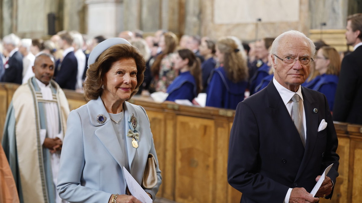 Kung Carl Gustaf och drottning Silvia lämnar tacksägelsegudstjänsten, Te Deum, i Slottskyrkan i Stockholm.