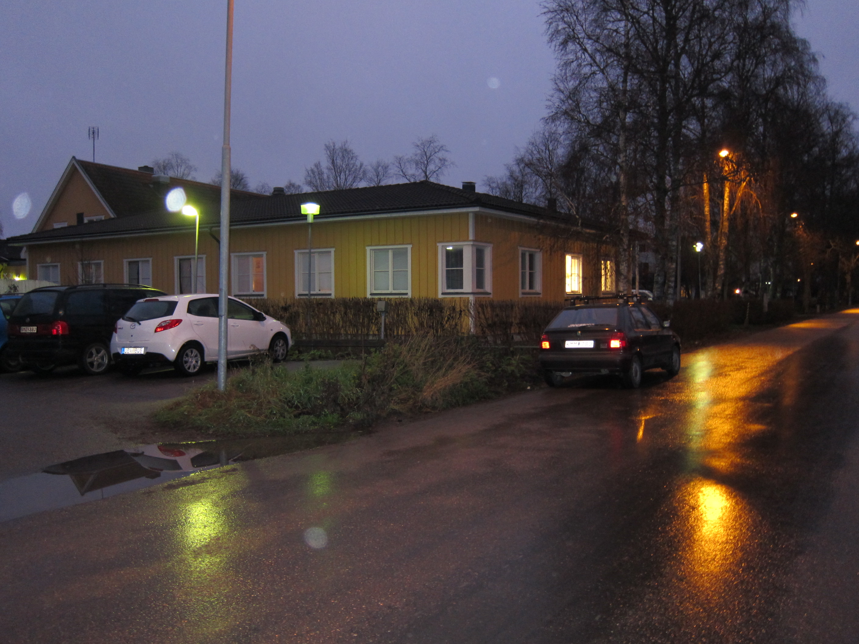 Det gamla biblioteket i Vänge har nu blivit asylboende för ensamkommande flyktingbarn.