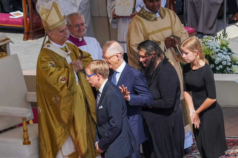 Carlo Acutis familj – brodern Michele, pappa Andrea, mamma Antonia och syster Francesca – och påve Leo vid söndagens helgonmässa.