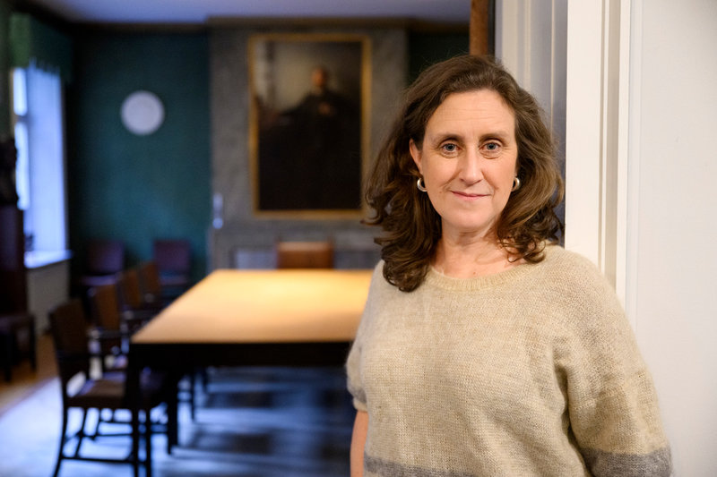 I styrelserummet på Nobelstiftelsen samlas alla pristagare efter festligheterna för att skriva i gästböckerna. "Det märks att många blir tagna när de inser att de delar upplevelsen med Marie Curie och Albert Einstein", säger Hanna Stjärne.