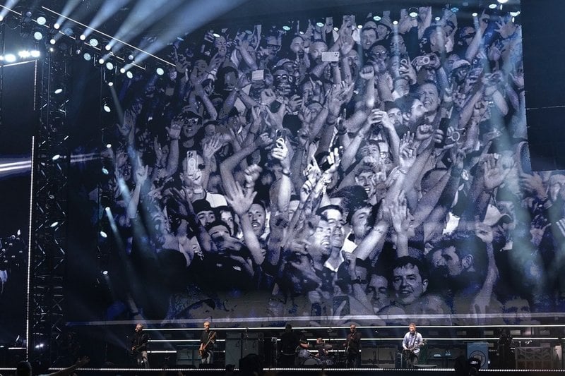Fansen jublar på bildskärmen under Oasis första spelning sedan 2009.