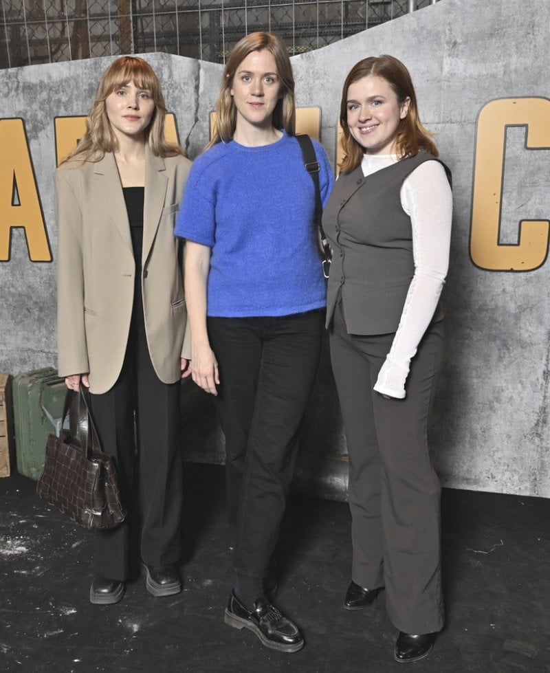 Malin Persson (mitten), Amy Deasismont (th) med sällskap anländer till en premiärvisning av tv-serien "Paradis City" på Värmeverket i Skärholmen i mars 2025. Foto: Jonas Ekströmer/TT