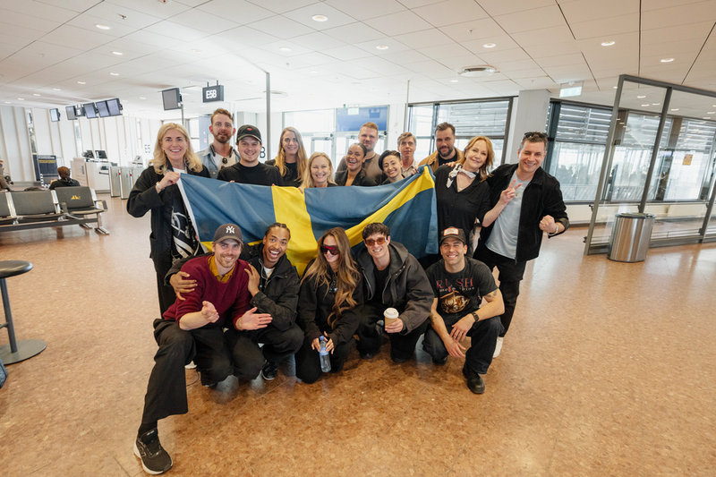 Sveriges Eurovision-team på Arlanda på väg till Wien. Pressbild. 