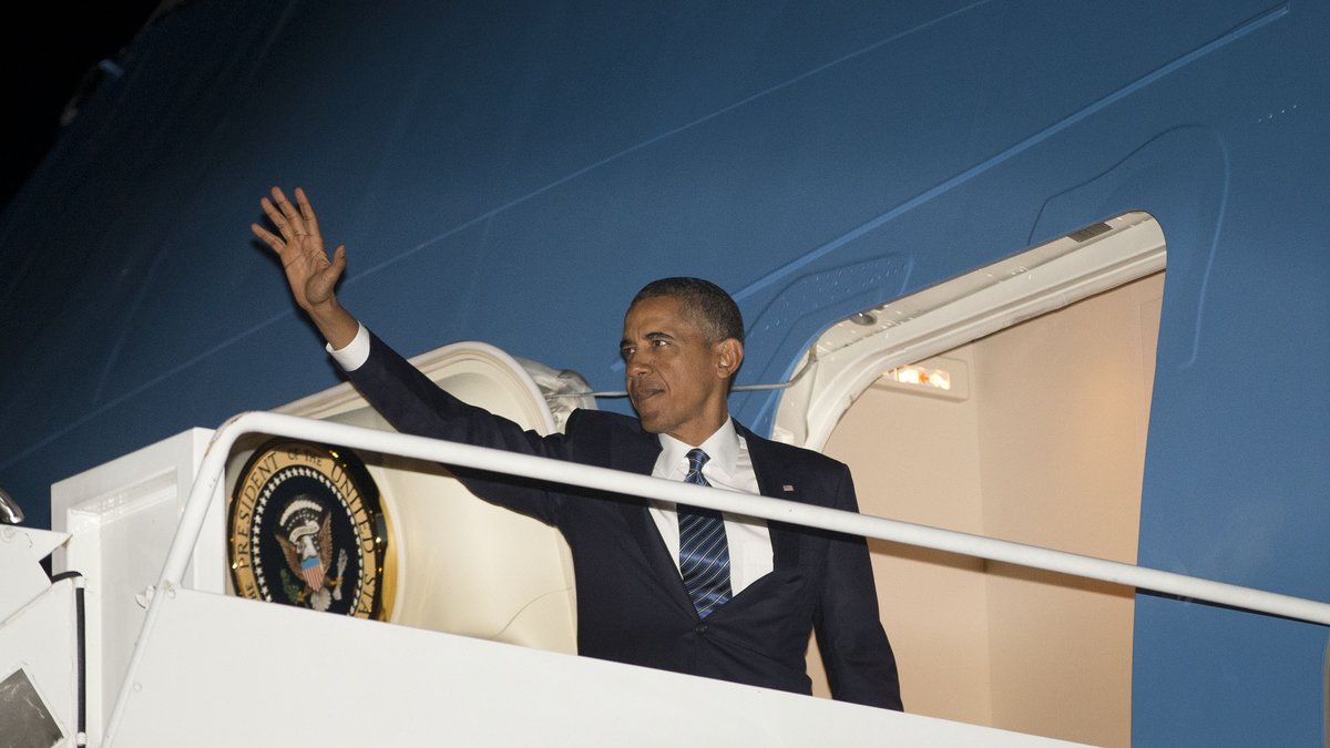 Obama när han klev på Air Force One natten till onsdagen.