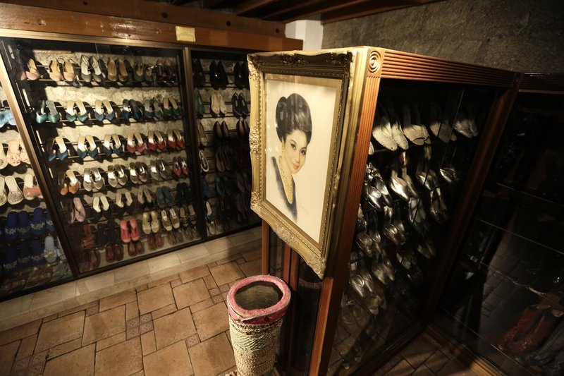 Imelda Marcos tusentals skor kom att bli en symbol för hur diktatorsfamiljen Marcos skodde sig på landets tillgångar. Bild från Marikina museum, där 700 utav hennes skor ställdes ut 2012.