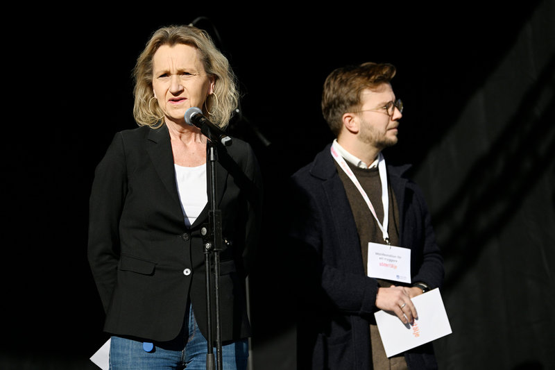 Kommunstyrelsens avgående ordförande Boel Godner (S) och tillträdande ordförande Alexander Rosenberg (M) under söndagens manifestation på Stora torget i Södertälje.