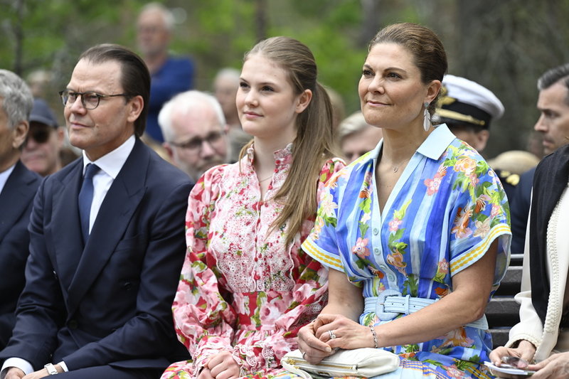 Prinsessan Estelle medverkade tillsammans med sina föräldrar vid invigningen av det nya verket i skulpturparken som är uppkallad efter henne.