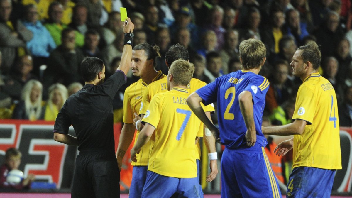 Zlatan blev förbannad på domaren efter en omdömes nickduell mellan en Kazak och Mikael Lustig.