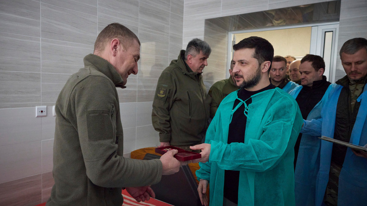 En sårad soldat får motta en förtjänstmedalj av president Volodymyr Zelenskyj.