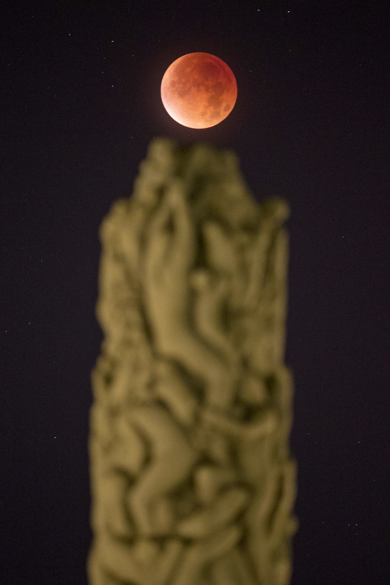 En staty och en blodmåne. En staty och en blodmåne.