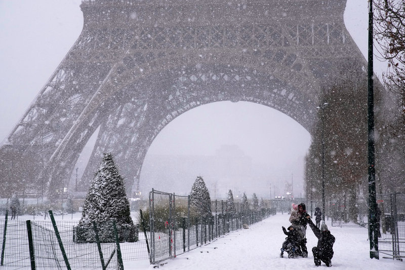 Stora mängder snö har fallit i Frankrike i veckan. Bild från Paris i onsdags.