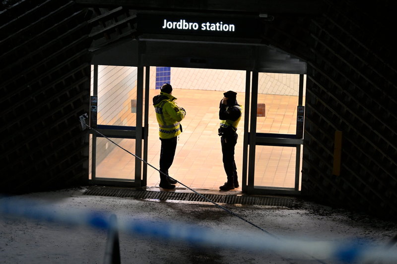En av männen sköts på pendeltågsstationen och den andra i närheten av stationen.