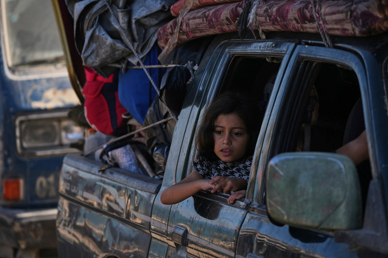 En flicka i bilköerna från Gaza stad söderut på tisdagen.